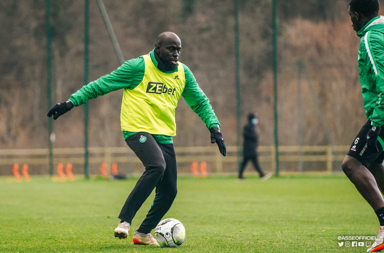 Mercato : Le directeur sportif d'Angers s'exprime sur les transferts de Bernardoni et Thioub