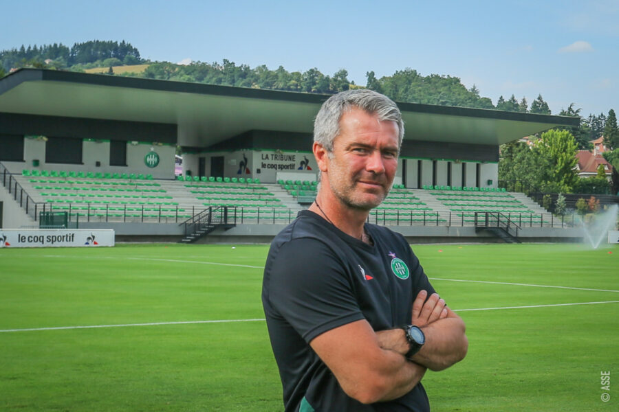 "Il faut amener les garçons vers le football d'adultes"