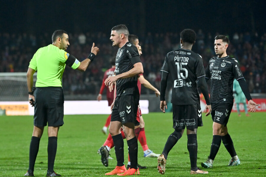 🟢🔵 ASSE - NIORT : Les Verts vont retrouver un arbitre qui ne leur réussit pas !