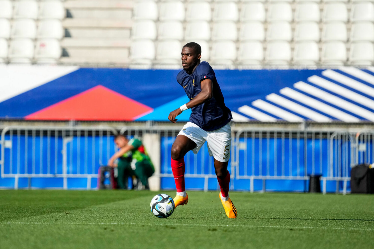 🎬 Le match de Niels Nkounkou avec les Espoirs à la loupe !