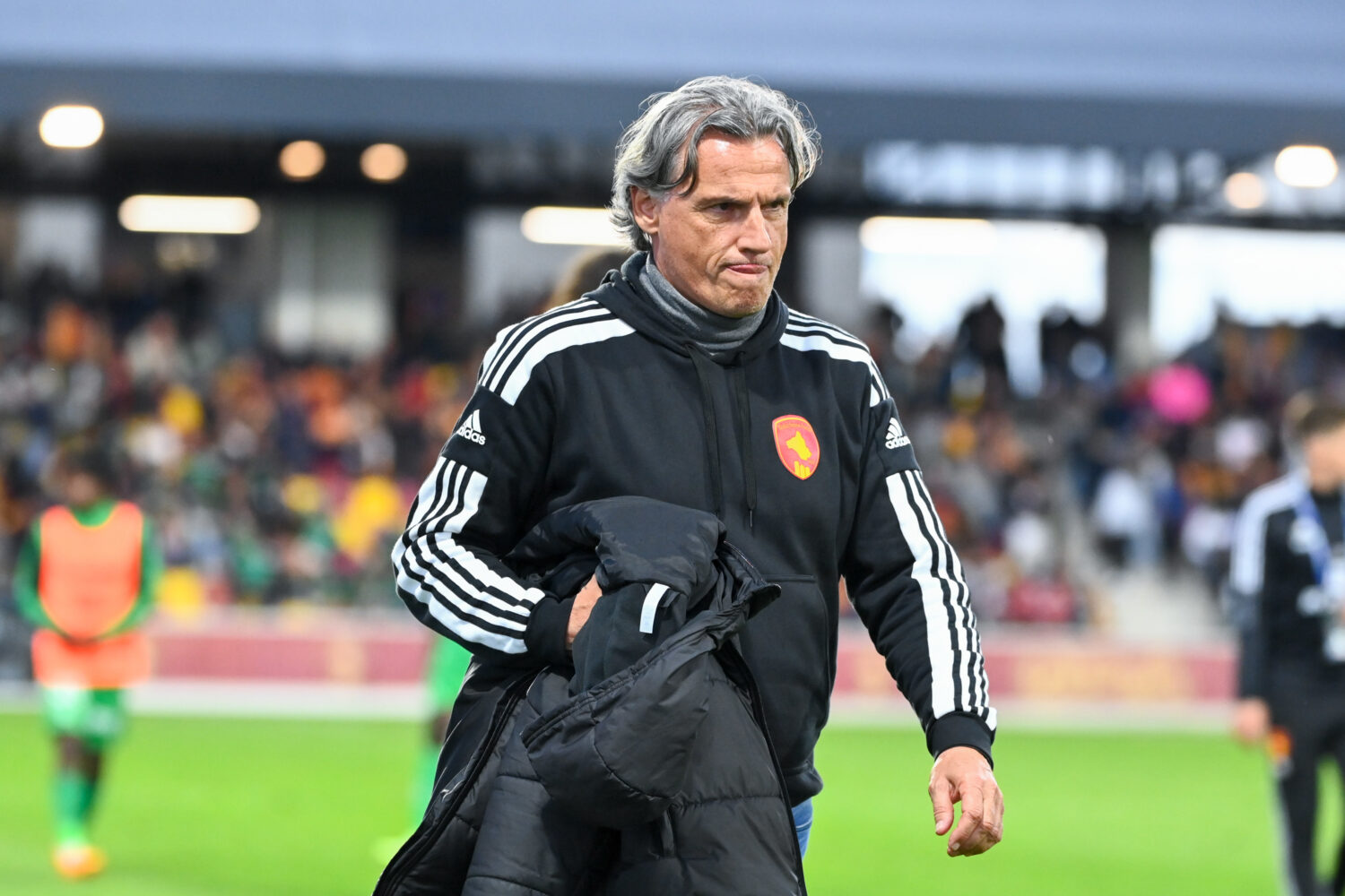 Un coach de Ligue 2 explose en conférence de presse