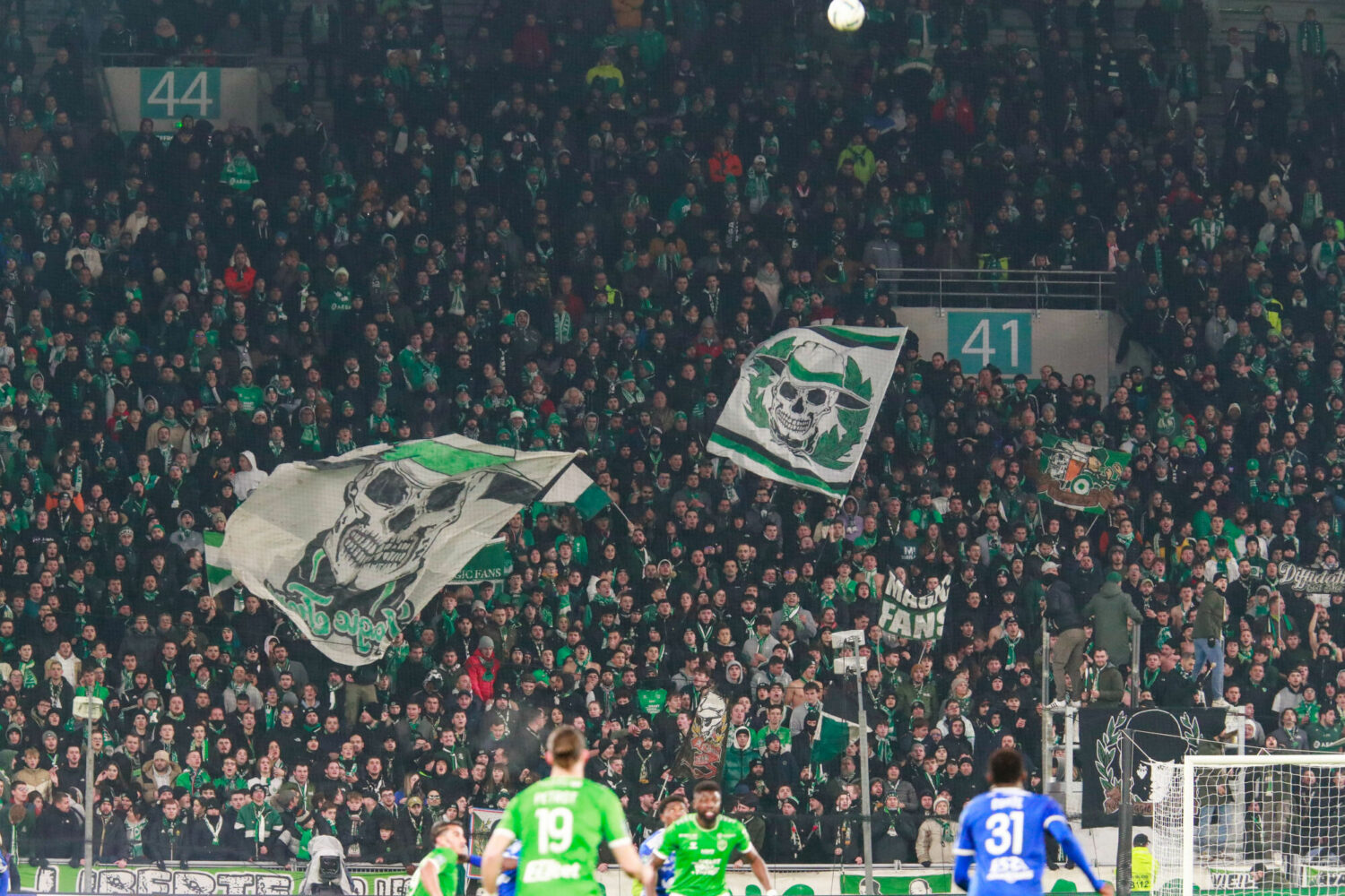 💥 Les supporters affichent leur mécontentement en tribunes !