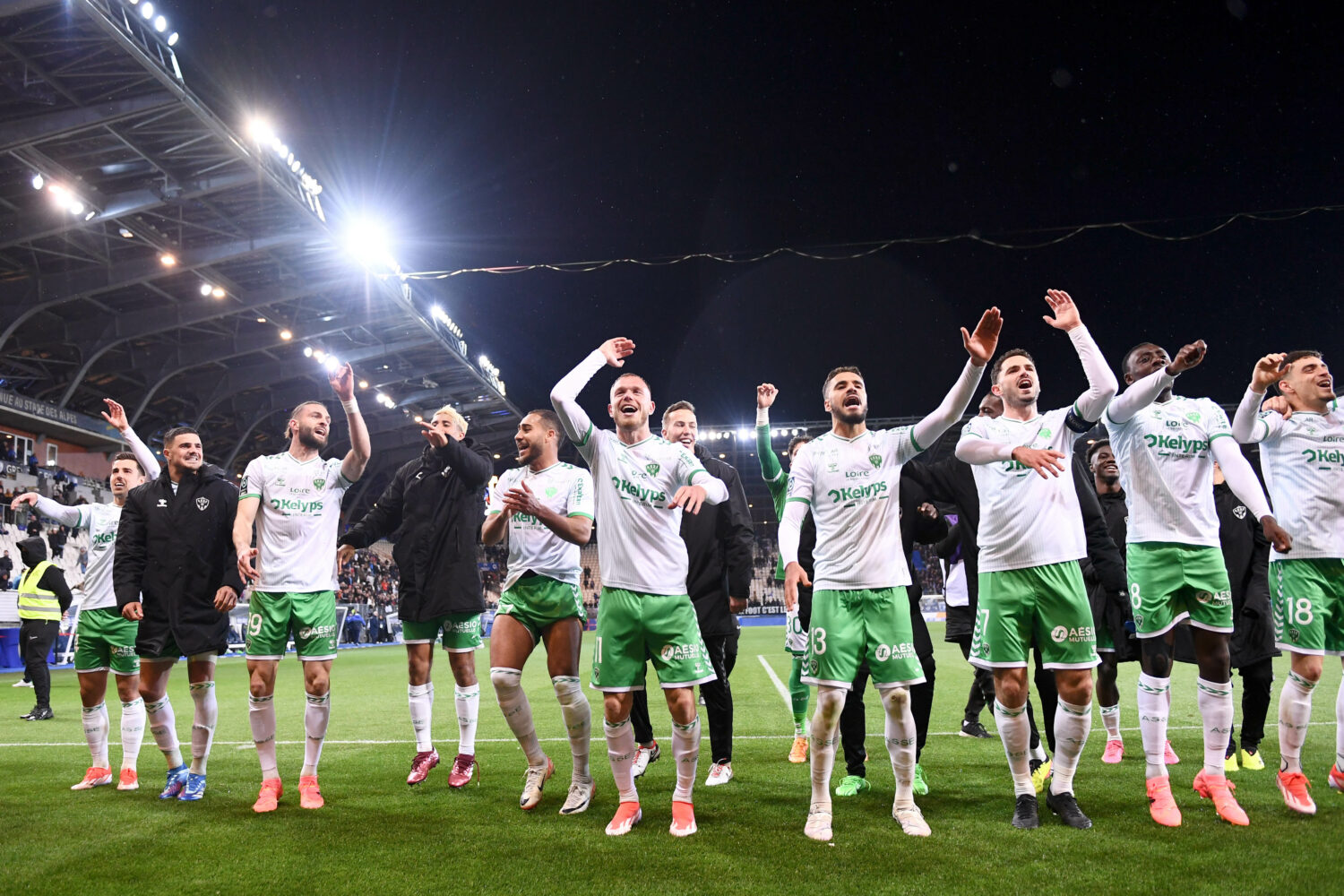 Un buteur lâche une vérité sur le vestiaire après Grenoble !