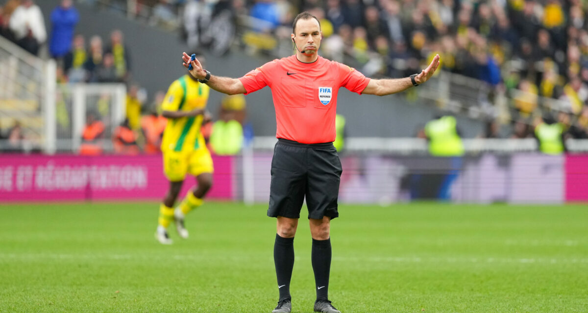 ASSE - Monaco : L'arbitre de la montée au sifflet !