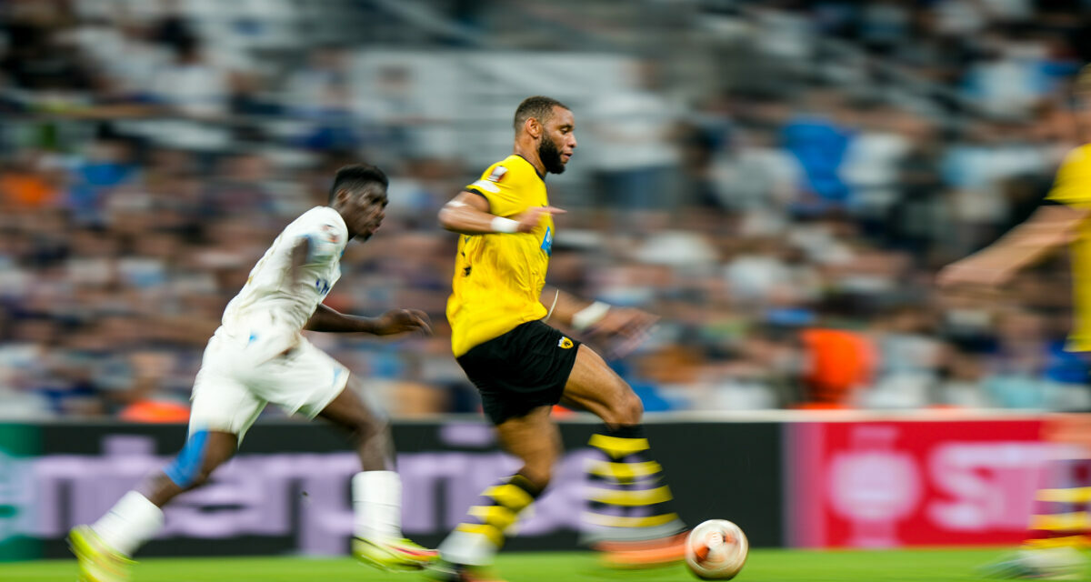 Harold Moukoudi au cœur d'une bagarre - ASSE